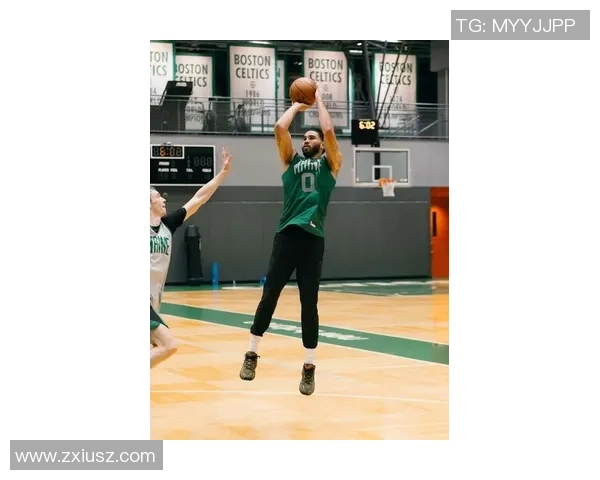 塔图姆赛场小动作引发热议 塔图姆赛场小动作引发热议